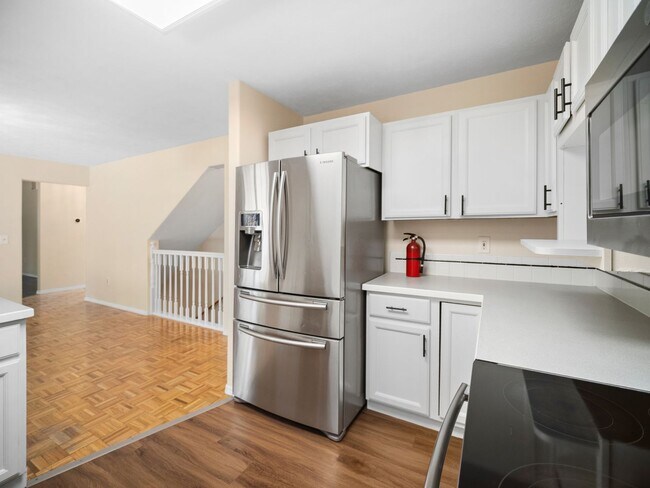 Building Photo - Spacious Home with Fenced Yard & Garage – ...