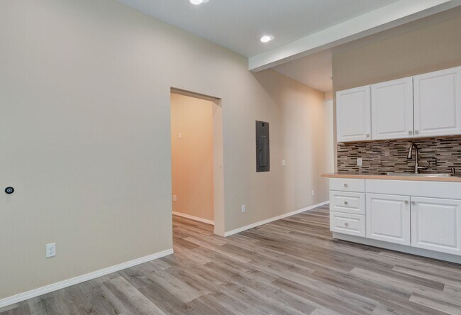 Building Photo - 811 W Patmore Rd