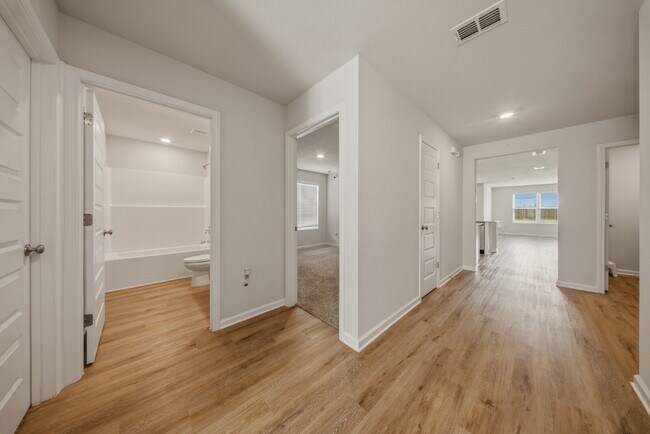 Building Photo - Huge 4 bedroom 2 bathroom home in Southwood