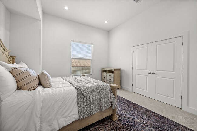 Building Photo - 1550 W Tidwell Rd