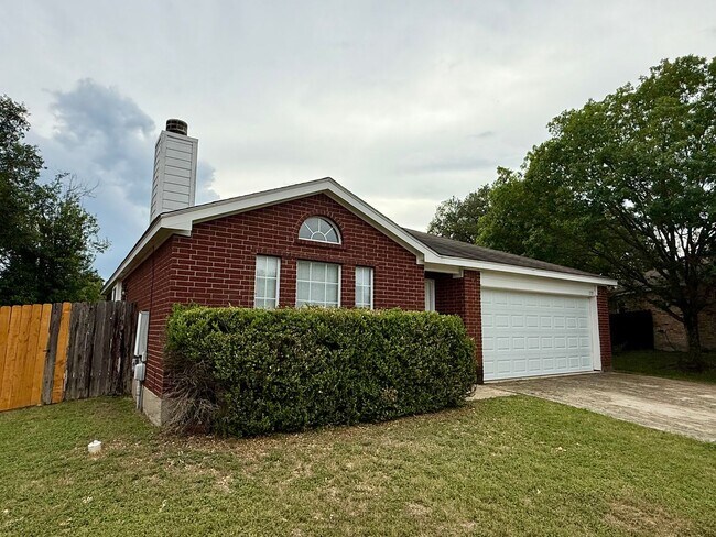 Building Photo - Beautiful 3 bedroom, 2 bathroom home in th...