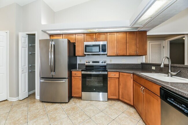 Building Photo - 641 Charles Pinckney St