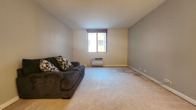 Building Photo - 1339 N Dearborn St