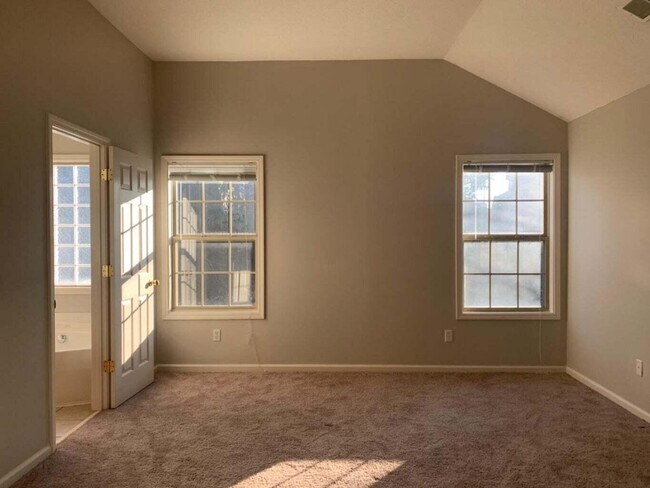 Building Photo - 772 Rosslyns Dale