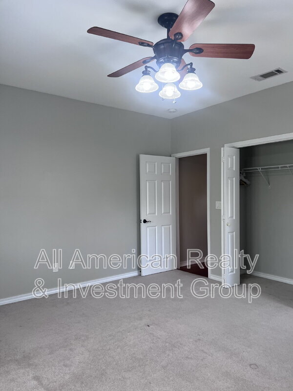 Building Photo - 105 Par Ct