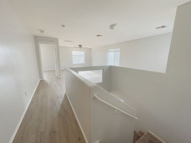 Building Photo - Large 4Bedrooms- 3Bath Home!!!