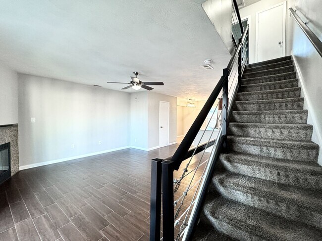 Building Photo - Freshly painted & Available NOW! Tri-Level...