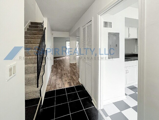Building Photo - 6000 Regent Manor