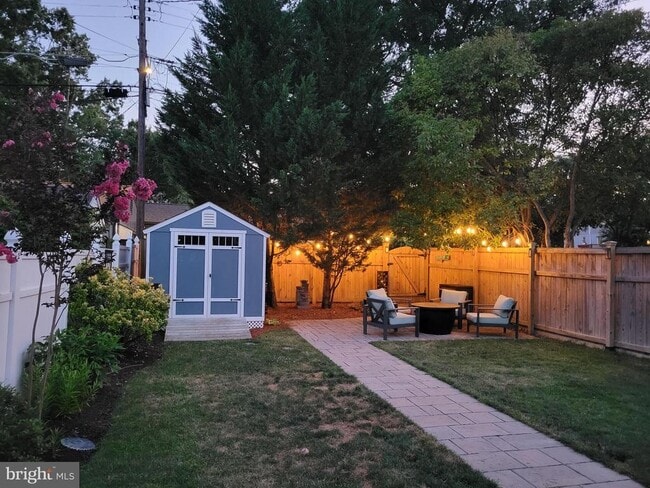 Building Photo - 2203 Arlington Terrace