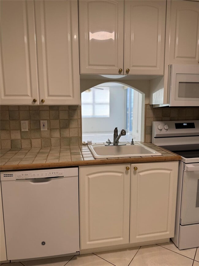 Building Photo - 3015 N Ocean Blvd