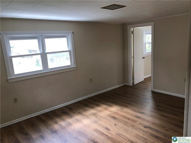 Building Photo - 135 N Cedar St