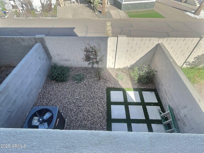 Building Photo - 2502 E Paradise Ln