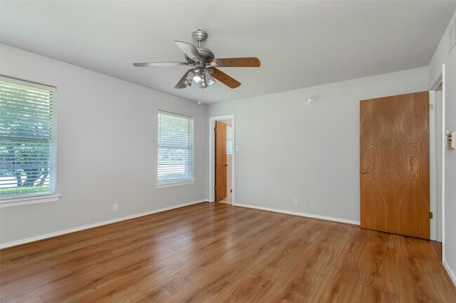 Building Photo - 6105 E University Blvd