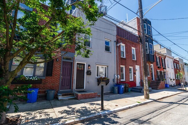 Building Photo - Three Bedroom Graduate Hospital Townhome