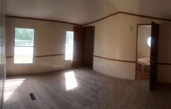 Building Photo - Large open floor plan 3BDR 2BA