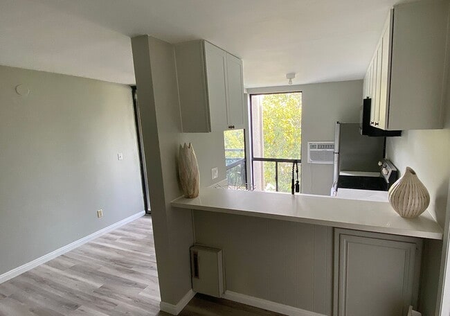 Building Photo - Hyde Park Villas Condo with Mountain Views