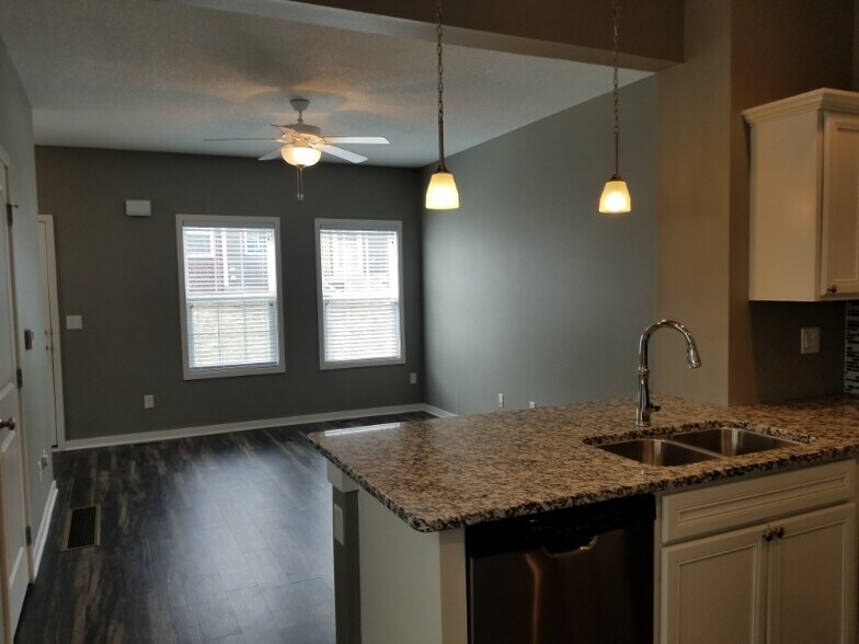 Building Photo - 9083 Daisy Dr