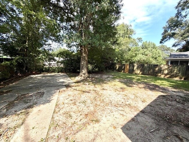 Building Photo - 700 Lilac Ave