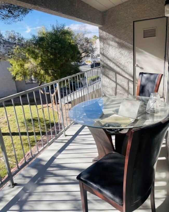 Building Photo - TOP FLOOR 2 BEDROOM FULLY FURNISHED CONDO