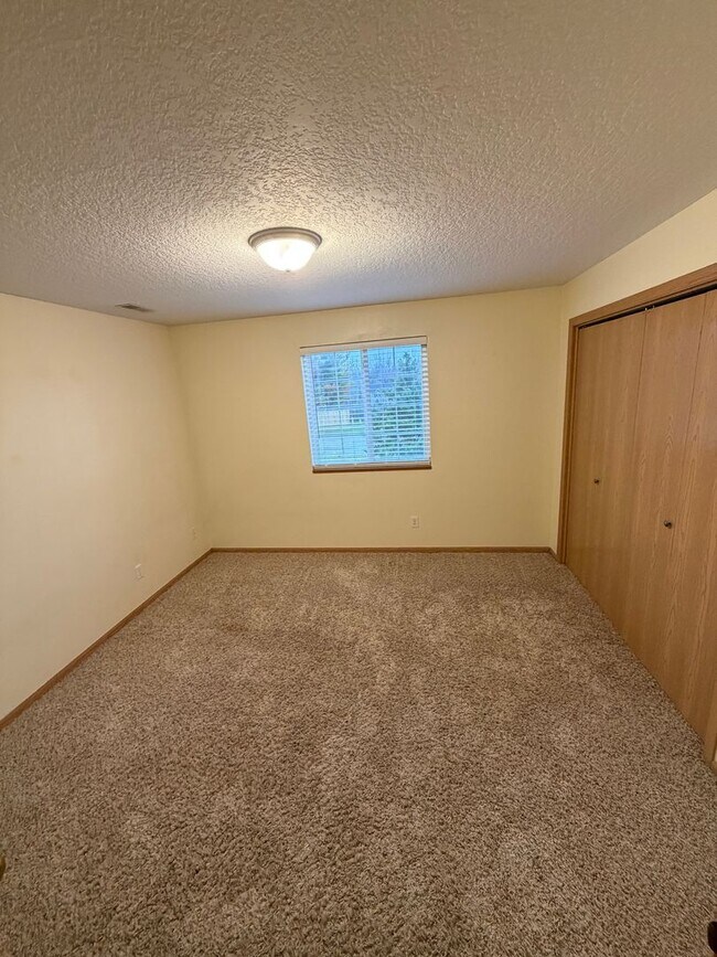 Building Photo - Condo For Rent!