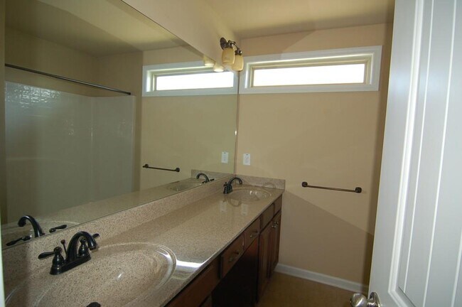 Building Photo - 2145 Manor View