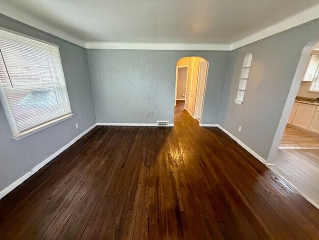 Building Photo - 2 Bedroom 1 Bath House For Lease