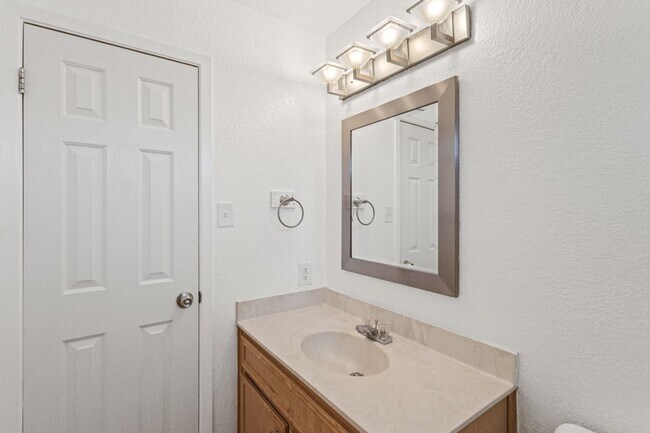 Building Photo - Close to Fort Hood! Town Home featuring 2 Bedrooms, 1.5 Baths, and 1 Car Garage