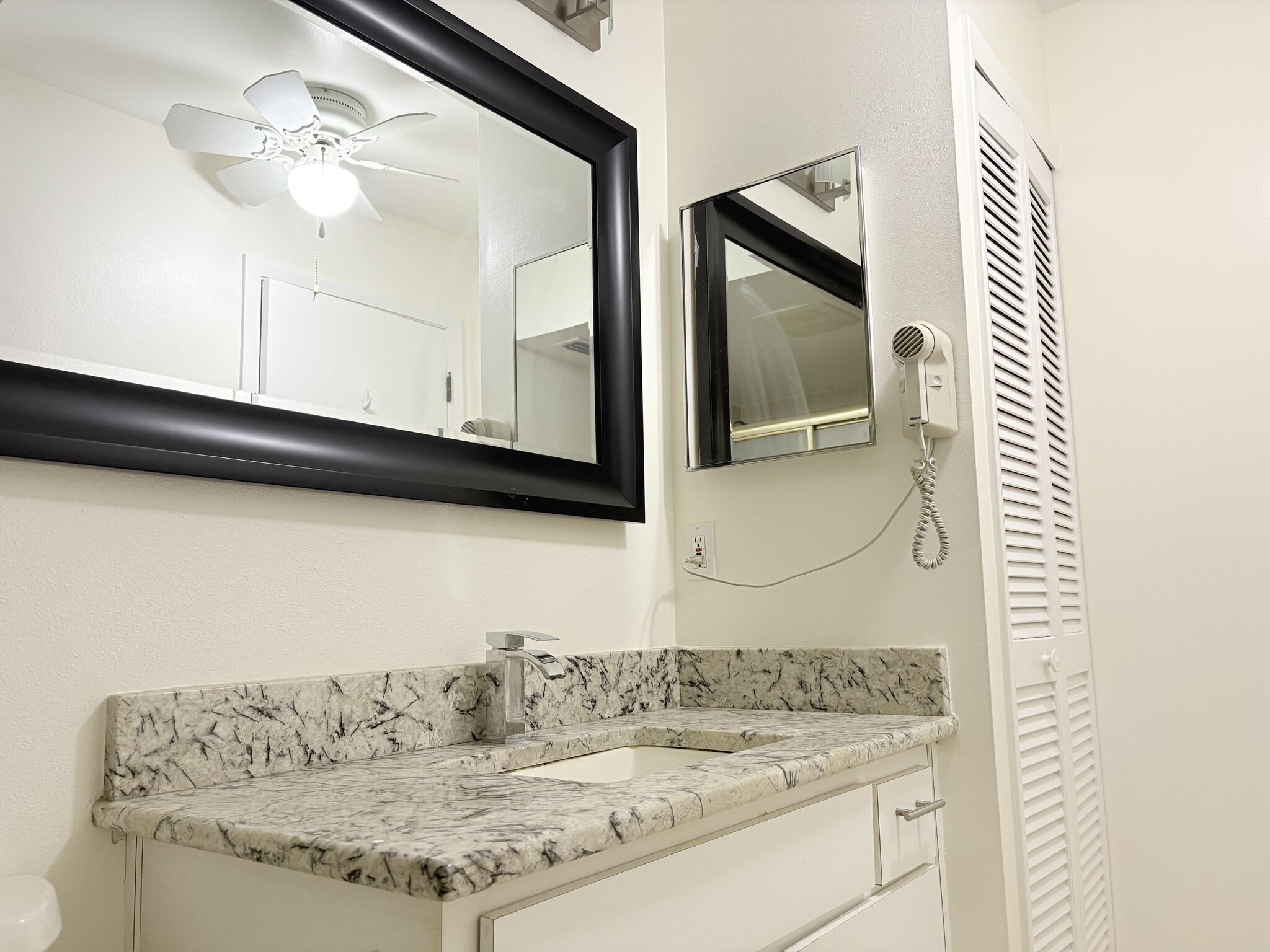 Second hallway bathroom - 1 Escondido Cir