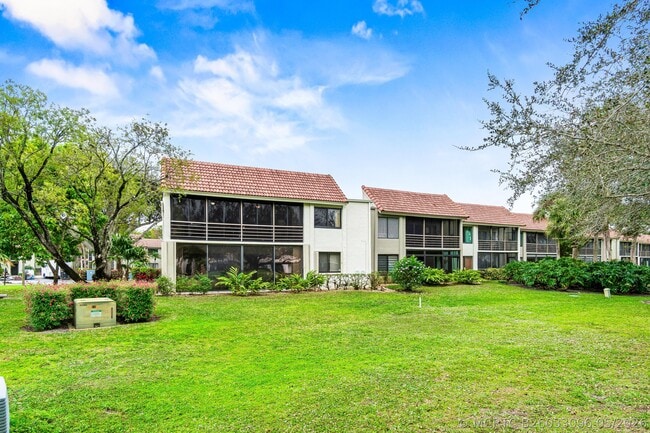 Building Photo - 5687 Fairway Park Dr