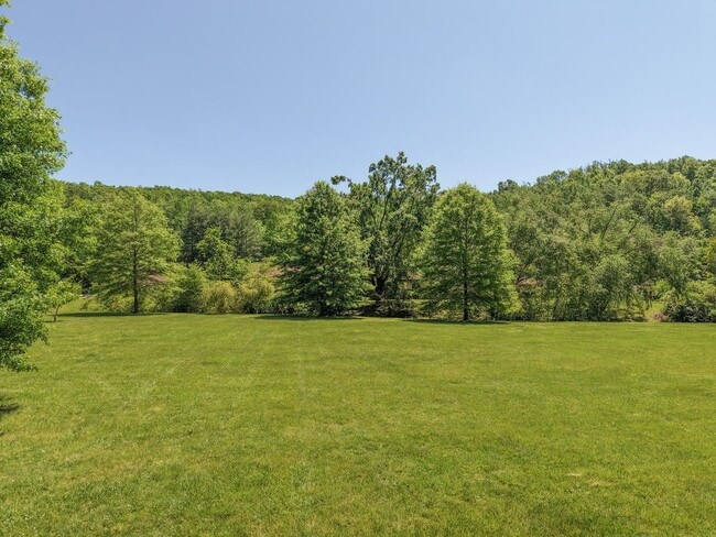 Building Photo - Discover the most affordable home in Belle Forest, located in Nashville's highly coveted 37221 zi...