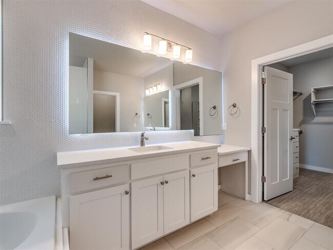 Building Photo - 2425 Rumble Ln