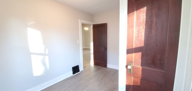 Building Photo - Cute 2 Bedroom 1 Bath Home