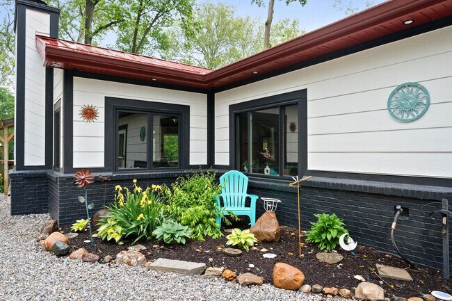 Building Photo - 6220 Wahpihani Dr