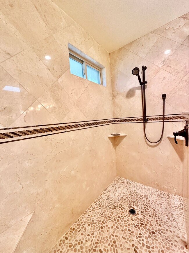 Building Photo - Beautiful Custom Home in Fallbrook, just m...