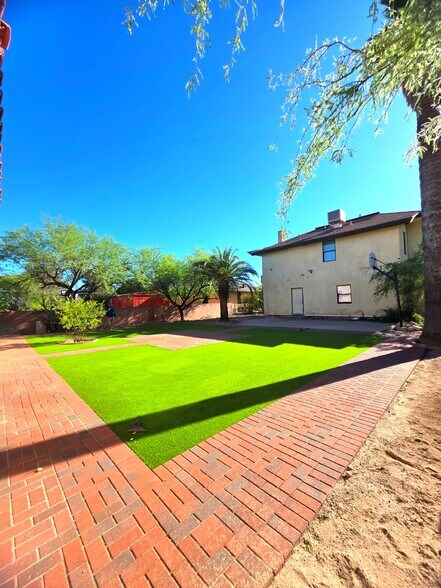 Building Photo - 833 N 4th Ave