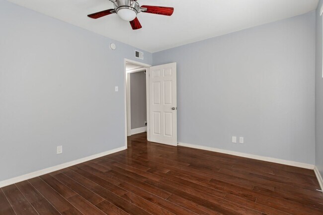 Building Photo - 10205 Regal Oaks Dr