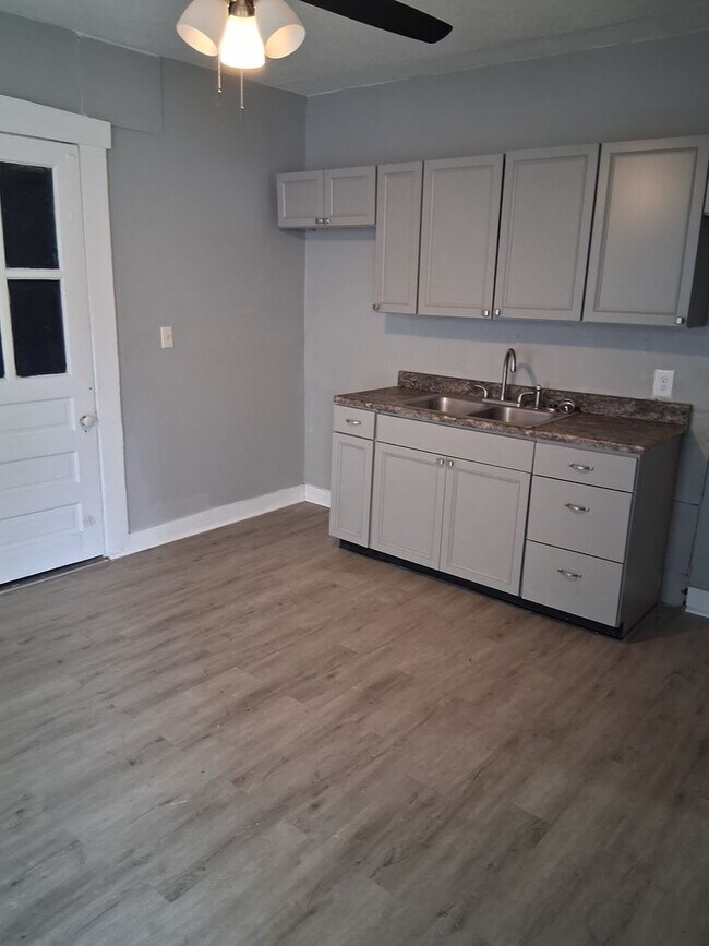 Building Photo - Updated 3 Bed, 1 Bath in Dayton close to everything