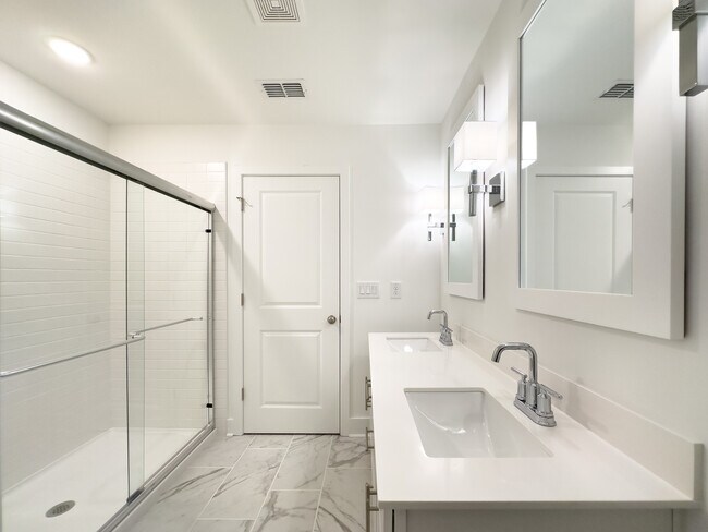 Building Photo - 126 Kingswood Cir