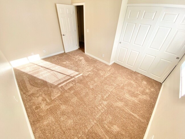 Building Photo - GUARD-GATED 1-BEDROOM CONDO WITH COMMUNITY POOL