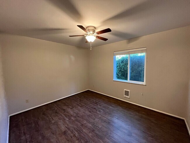 Building Photo - Lovely 2 Bed + 1 Bath Unit in Forest Grove...