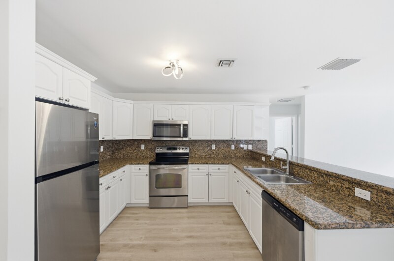 Building Photo - 2691 Albatross Rd N