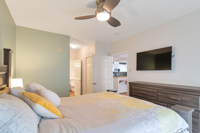 Building Photo - Amazing West Seattle 2 bedroom 2 bath W/S/...