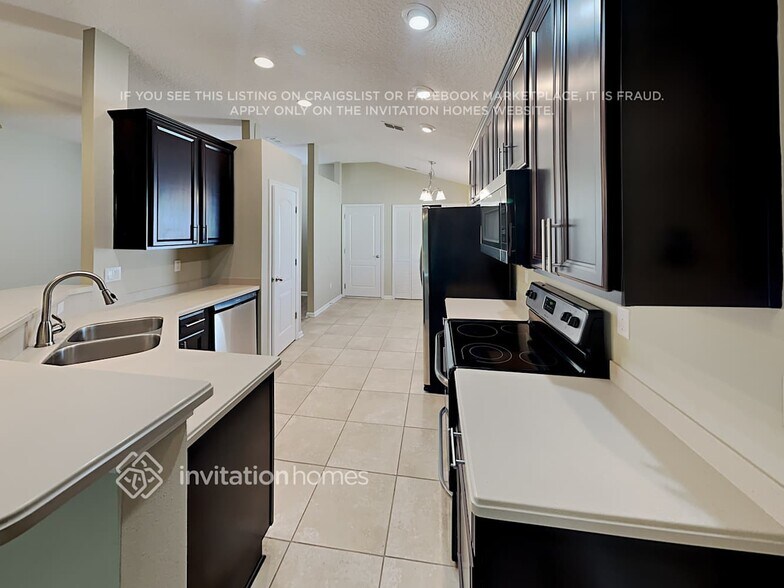 Building Photo - 372 Sunshine Dr