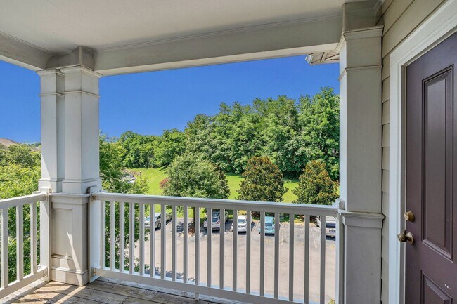 Building Photo - Stylish Condo with Balcony Views in South Nashville