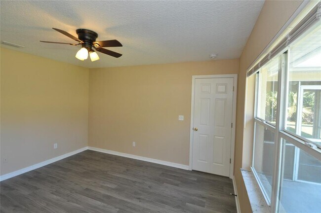 Building Photo - 23 Primrose Ln