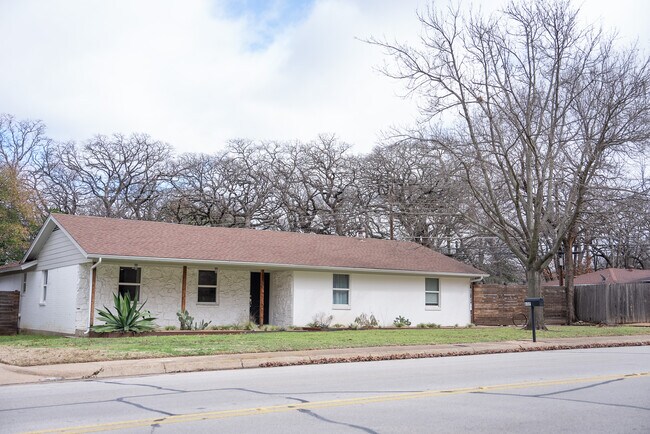 Building Photo - 637 N Bowen Rd