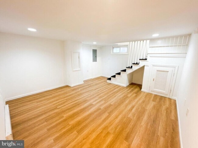 Building Photo - 209 4th Ave