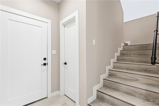 Building Photo - 2206 Corales St