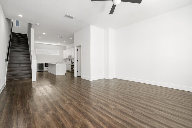 Building Photo - 869 6th Ave S