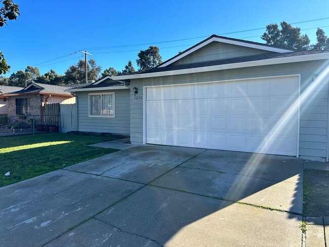 Building Photo - Walking distance to San Joaquin Elementary